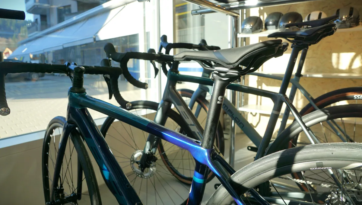 Fahrräder in einem Schaufenster.